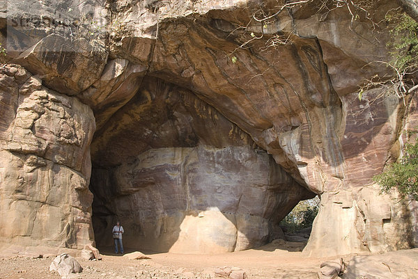 Höhlen von Bhimbetka mit neolithischen Gemälde in Abris in Sandstein  Obaidullaganj Hügel  Bhopal  Madhya Pradesh  Indien  Asien