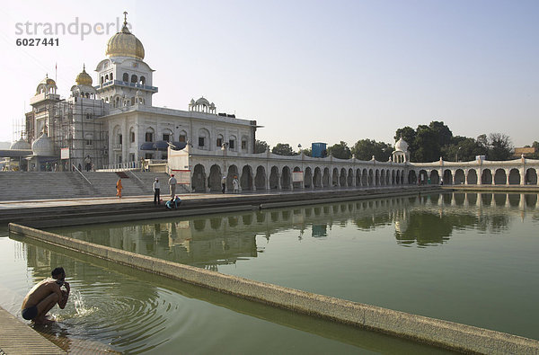 Sikh-Pilger Baden im Pool des Tempels Gurdwara Bangla Sahib  Delhi  Indien  Asien