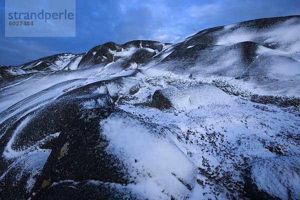 Felsen mit frischen Schnee  Churchill  Hudson Bay  Manitoba  Kanada  Nordamerika