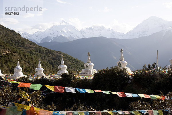 Buddhistische Stupa mit Meili Snow Mountain Peak im Hintergrund  auf dem Weg nach der tibetischen Grenze  Deqin  Shangri-La Region  Provinz Yunnan  China  Asien