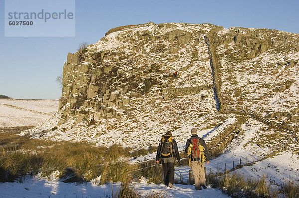 Zwei Bergsteiger Kopf für die Klippen am Stahl-Rigg  Hadrianswall  UNESCO Weltkulturerbe  Northumbria  England  Vereinigtes Königreich  Europa