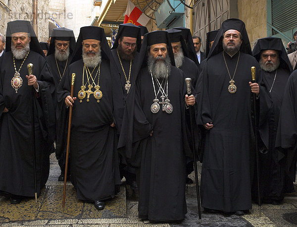 Spatenstich für den neuen griechisch-orthodoxen Patriarchen in Jerusalem (Teophilus 3)  Patriarch und Priester auf dem Weg zum Heiligen Grab zu Jerusalem  Altstadt  Jerusalem  Israel  Nahost