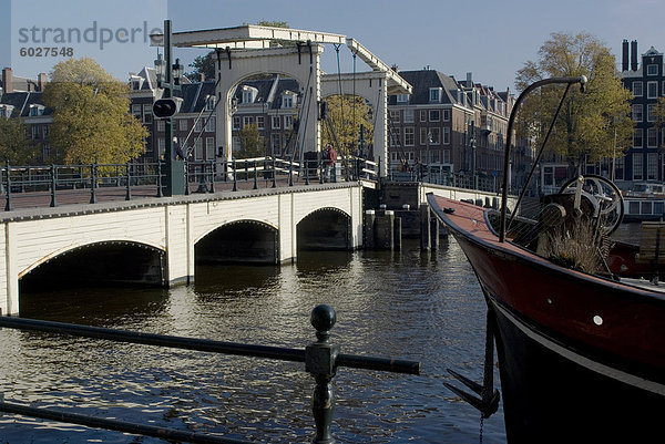 Magere Brücke über den Fluss Amstel  Amsterdam  Niederlande  Europa