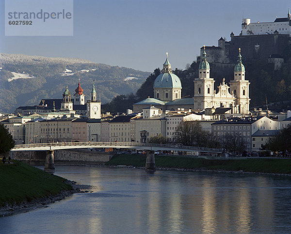 Kuppeln der Kathedrale und Kollegienkirche und der Salzach  Salzburg  Österreich  Europa