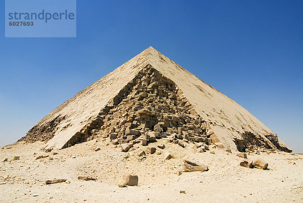 Die Bent-Pyramide in Dahschur  UNESCO-Weltkulturerbe  in der Nähe von Kairo  Ägypten  Nordafrika  Afrika