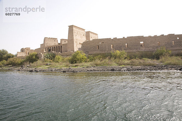 Tempel von Philae aus dem Fluss Nil  UNESCO World Heritage Site  Ägypten  Nordafrika  Afrika