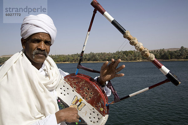 Nubian mit traditionellen Gitarre neben dem Fluss Nil  Ägypten  Nordafrika  Afrika