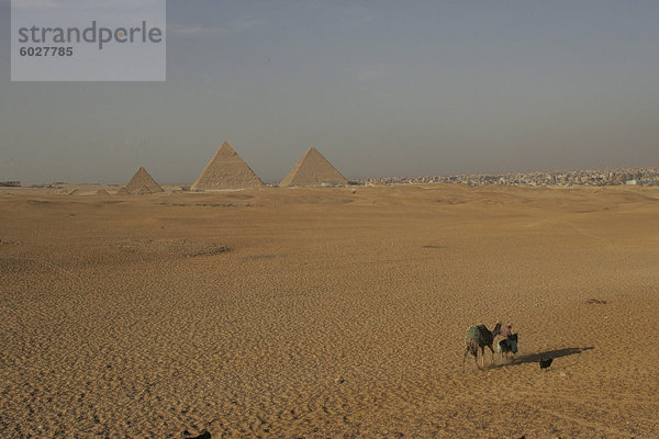 Pyramiden von Mycerinus  Chephren und Cheops bei Sonnenuntergang  Giza  UNESCO-Weltkulturerbe  in der Nähe von Kairo  Ägypten  Nordafrika  Afrika