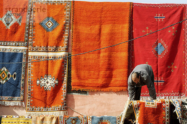 Kelims zu verkaufen in den Teppich Souk  Marrakesch  Marokko  Nordafrika  Afrika