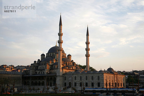 Die Yeni Camii Moschee auch bekannt als die neue Moschee  Istanbul  Türkei  Europa