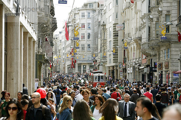 Istiklal Caddesi  Istanbuls Haupteinkaufsstraße in Beyoglu Viertel  Istanbul  Türkei  Europa