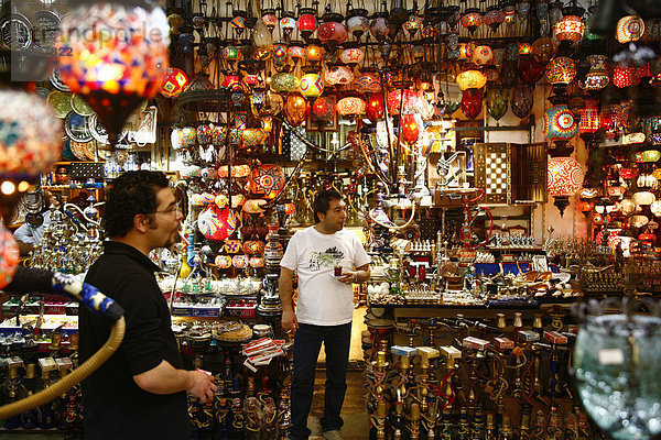 Handwerk und Laternen-Shop im großen Basar  Istanbul  Türkei  Europa