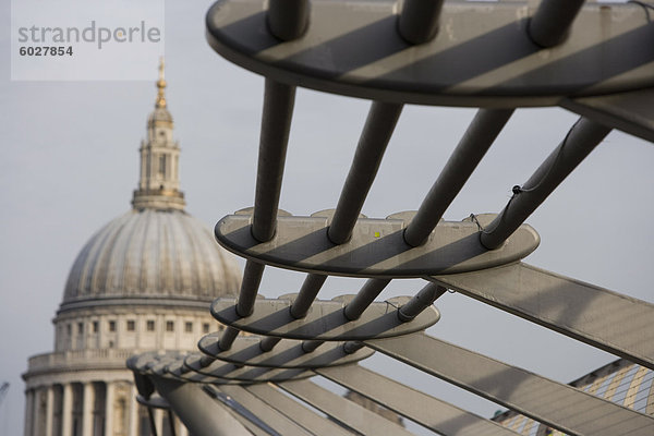 St. Pauls-Kathedrale aus dem Millennium Bridge  London  England  Großbritannien  Europa