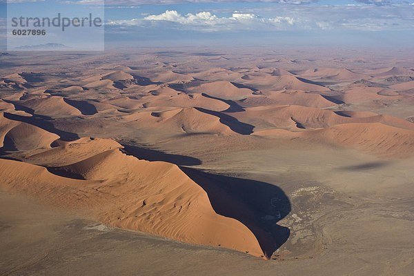 Luftbild von Sanddünen  Sossusvlei  Namib-Wüste  Namib Naukluft Park  Namibia  Afrika