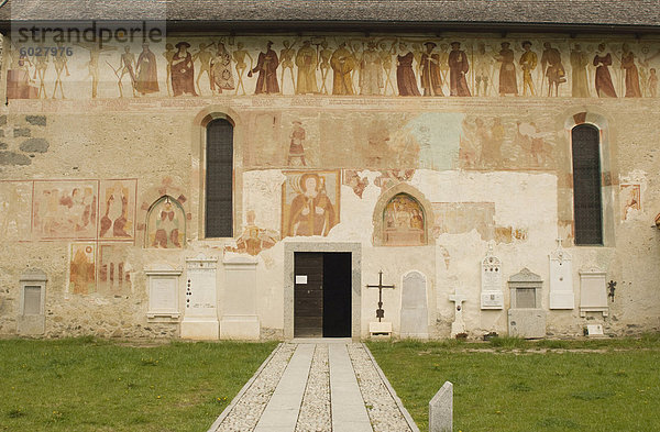 Umfangreiche Fresko Behandlung des äußeren von der alten Kirche von Chiesa di Vigilio  Pinzolo  Trentino-Alto Adige  Italien  Europa