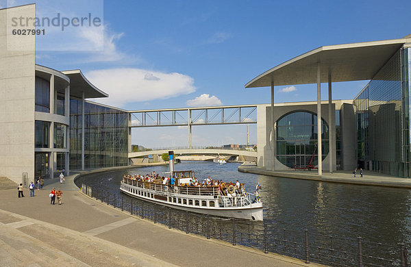 Anschnitt passen Berlin Hauptstadt Europa Gebäude Tourist Boot Fluss Komplexität Kreuzfahrtschiff Spree deutsch Deutschland