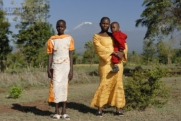 Einheimische in ihren Sonntag Best  Kilimanjaro hinter  Tansania  Ostafrika  Afrika