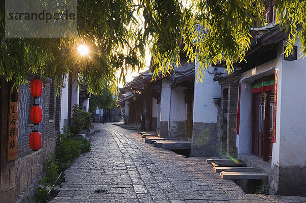 Sonnenaufgang auf einer gepflasterten Strassen in Lijiang Altstadt  UNESCO-Weltkulturerbe  Provinz Yunnan  China  Asien
