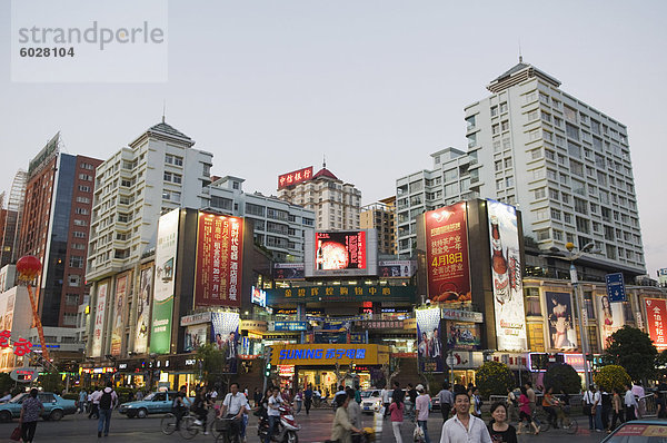 Stadtzentrum Einkaufsviertel Straße  Kunming  Yunnan Provinz  China  Asien