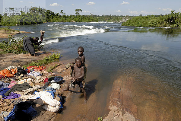 Einheimischen waschen ihre Wäsche im Nil  Uganda  Ostafrika  Afrika