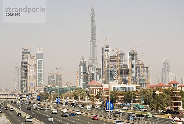 Baustelle entlang der Sheik Zayed Road  Dubai  Vereinigte Arabische Emirate  Naher Osten