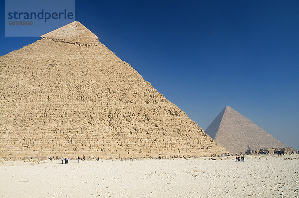 Die Pyramide von Khafre (Chephren) und die große Pyramide von Khufu (Cheops) in den Hintergrund  Giza  UNESCO World Heritage Site  Ägypten  Nordafrika  Afrika