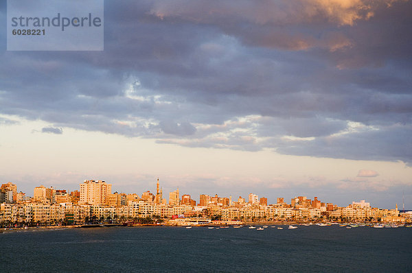 Am Wasser gelegen und Osthafen  Alexandria  Ägypten  Nordafrika  Afrika