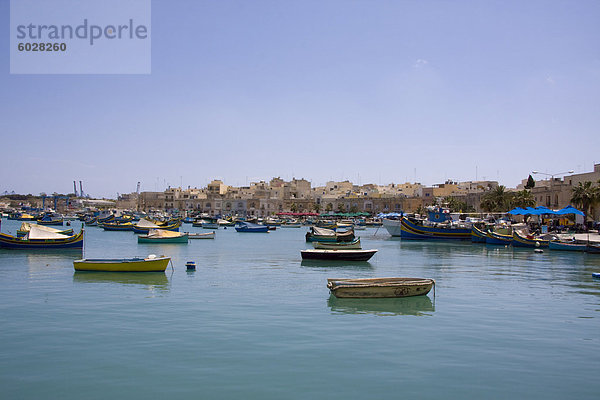 Traditionellen bunten Booten Marsaxlokk  Malta  Mittelmeer  Europa