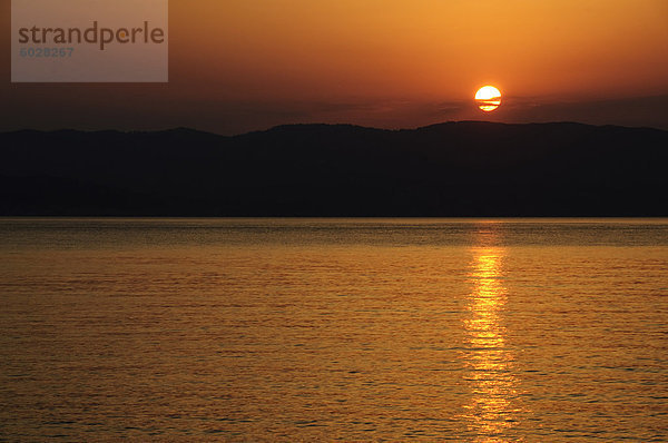 Sonnenuntergang über der Ägäis  genommen von Loutraki  Skopelos  mit Skiathos in Hintergrund  Sporades Inseln  griechische Inseln  Griechenland  Europa
