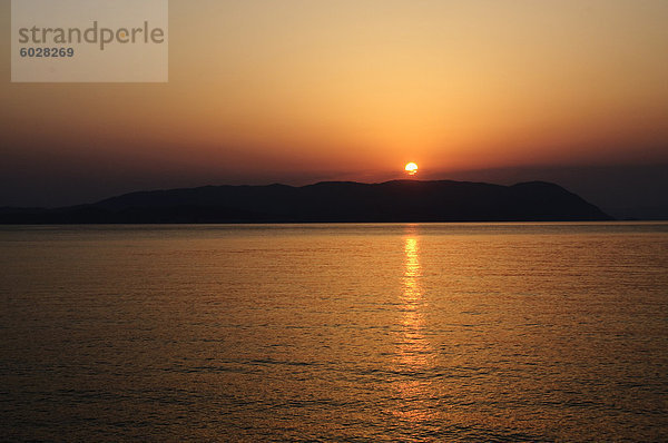 Sonnenuntergang über der Ägäis  genommen von Loutraki  Skopelos  mit Skiathos in Hintergrund  Sporades Inseln  griechische Inseln  Griechenland  Europa