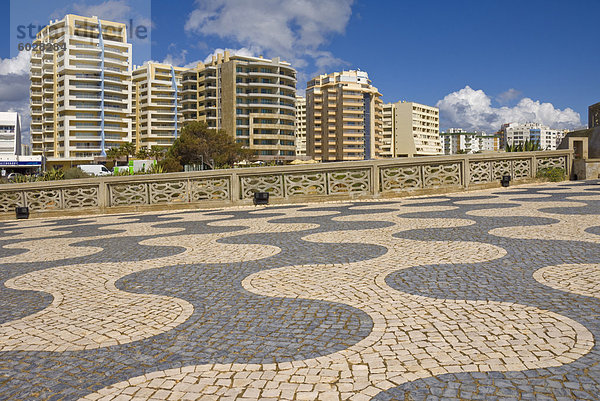 Schwarz und weiß Granitwürfel Design auf der Promenade oberhalb des Strandes Praia da Rocha  Portimao  Algarve  Portugal  Europa