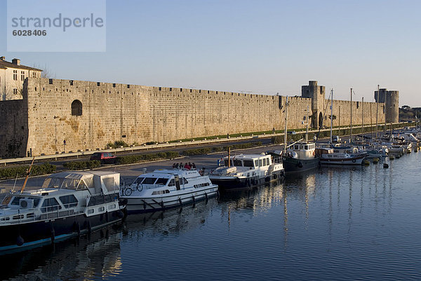 Mauern aus dem 13. Jahrhundert  Aigues-Mortes  Languedoc  Frankreich  Europa