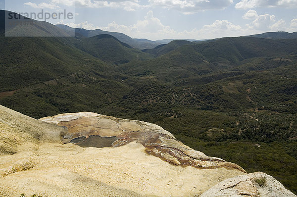 Hierve el Agua (das Wasser kocht)  Wasser reich an Mineralien Blasen oben aus den Bergen und gießt über den Rand  Oaxaca  Mexiko  Nordamerika