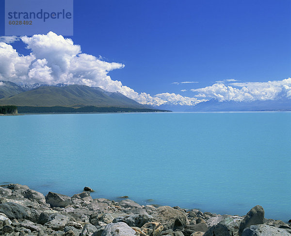 Türkis blau Gletscherwasser des Lake Tekapo in Canterbury  Südinsel  Neuseeland  Pazifik