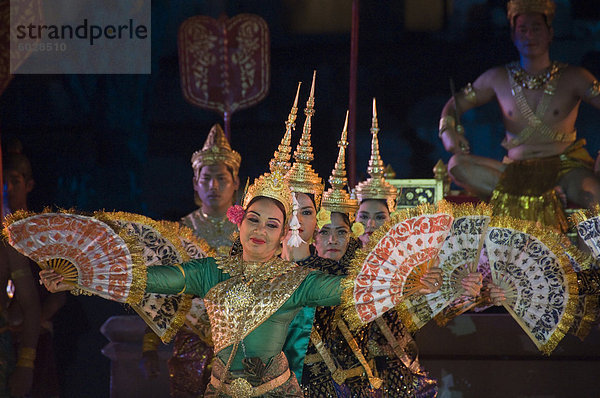 Angkor Wat Tempel nachts beleuchtet für eine spezielle Licht-Show  Siem Reap  Kambodscha  Indochina  Südostasien  Asien