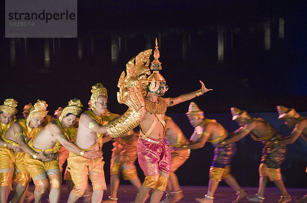 Angkor Wat Tempel nachts beleuchtet für eine spezielle Licht-Show  Siem Reap  Kambodscha  Indochina  Südostasien  Asien