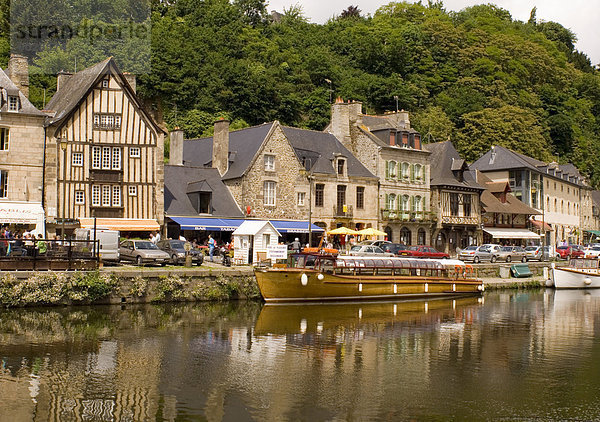 Boote auf dem Fluss Rance  mittelalterlichen Gebäuden und Hafengebiet Cafés in Port du Dinan  Bretagne  Frankreich  Europa