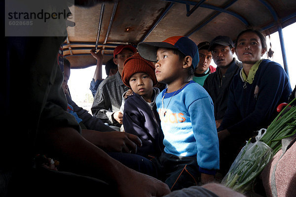 Einheimischen Reisen mit den öffentlichen Verkehrsmitteln bezeichnet ein Sawngthaew  Indochina  Laos  Südostasien  Asien