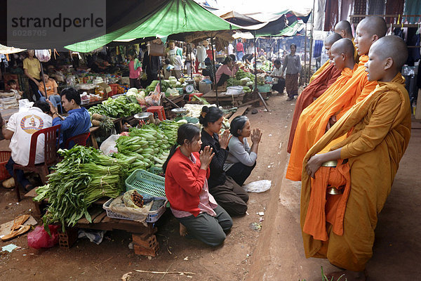 Buddhistische Mönche sammeln Almosen im Markt Stadt der Phum Swai Chreas  östliche Kambodscha  Indochina  Südostasien  Asien