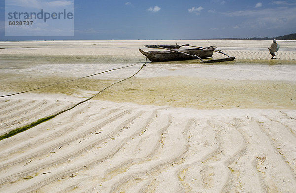 Traditionellen hölzernen Dhaus auf Paje Beach bei Ebbe  Paje  Zanzibar  Tansania  Ostafrika  Afrika