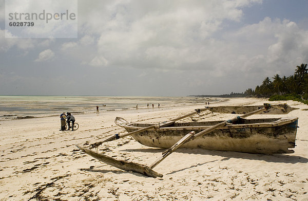 Eine Holzdau am Strand von Jambiani  Tansania  Ostafrika  Afrika