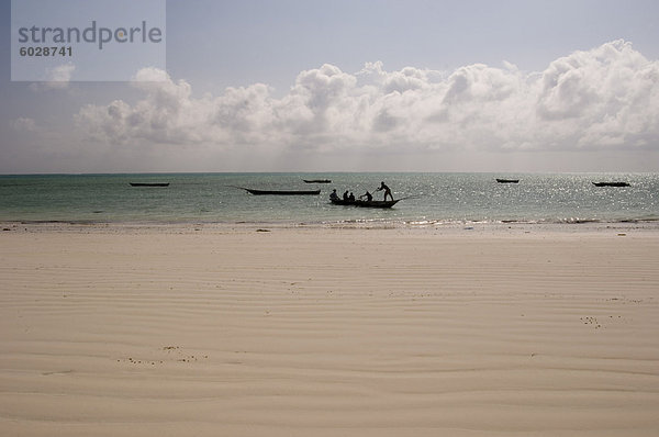 Traditionellen hölzernen Dhaus im Meer in der Nähe von Paje  Zanzibar  Tansania  Ostafrika  Afrika