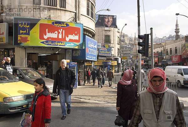 Menschen in Straße und Werbung Plakate  Basman Street  Innenstadt  Amman  Jordanien  Naher Osten
