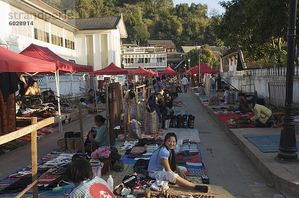 Einrichten der Nachtmarkt  Luang Prabang  Laos  Indochina  Südostasien  Asien