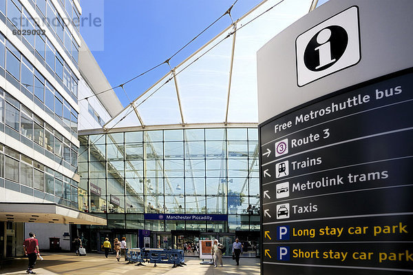 Informationstafel am Bahnhof Piccadilly  Manchester  England  Vereinigtes Königreich  Europa