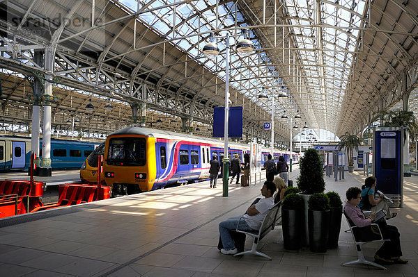 Piccadilly Railway Station  Manchester  England  Vereinigtes Königreich  Europa