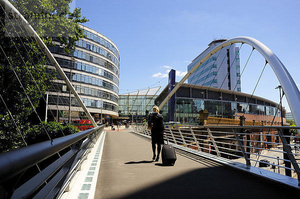 Fußgängerbrücke am Piccadilly Railway Station  Manchester  England  Großbritannien  Europa