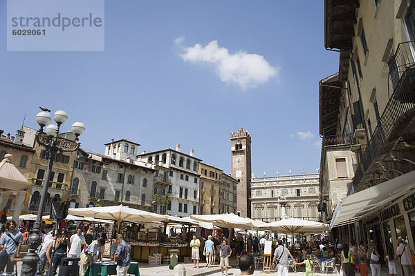 Markt in Piazza Delle Erbe  Verona  Venetien  Italien  Europa