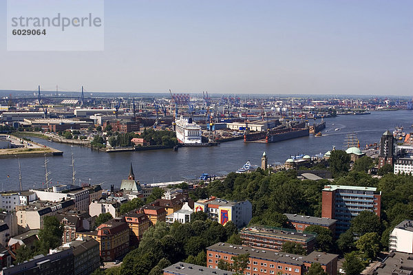 Ein Blick über die Stadt und den Hafen von Michaeliskirche  Hamburg  Deutschland  Europa