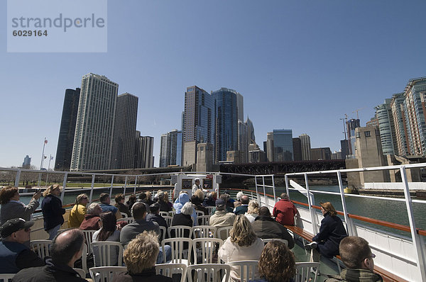 Touristischen Boot  Chicago River  Chicago  Illinois  Vereinigte Staaten von Amerika  Nordamerika